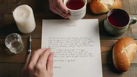 AI Video from prompt: 0:00-0:04 - Начало письма Кадр сверху: стол, све