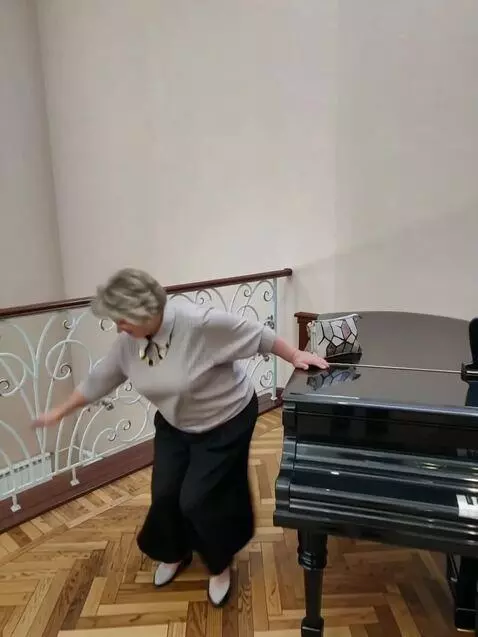 AI Video from prompt: Делает шаг назад, и запрыгивает сальтом на пиани