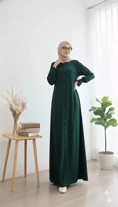 AI Video from prompt: Model berdiri tegak menatap kamera → pelan-pelan