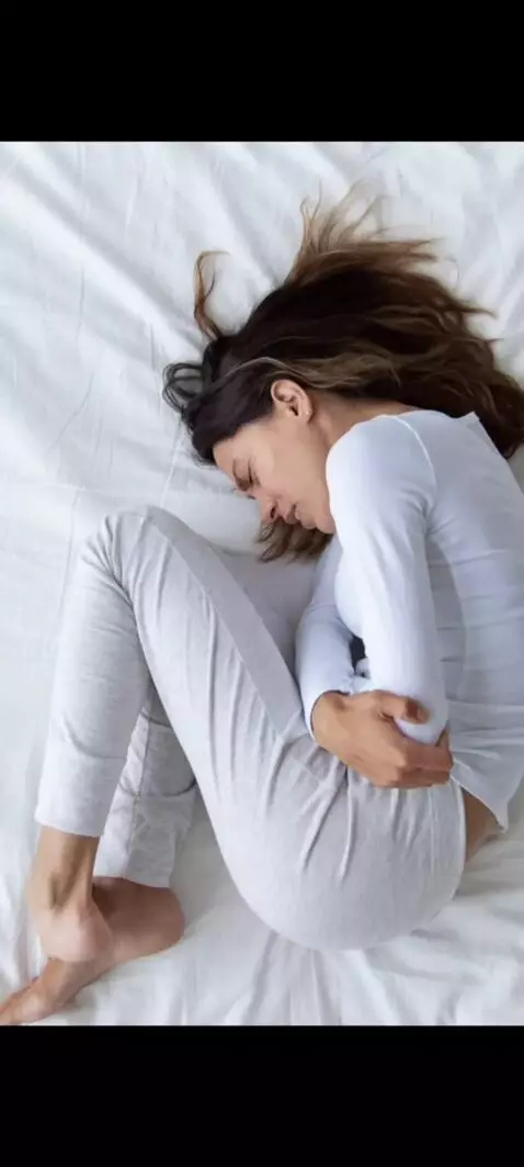 AI Video from prompt: У девушки очень болит живот. Ее кишечник расстро