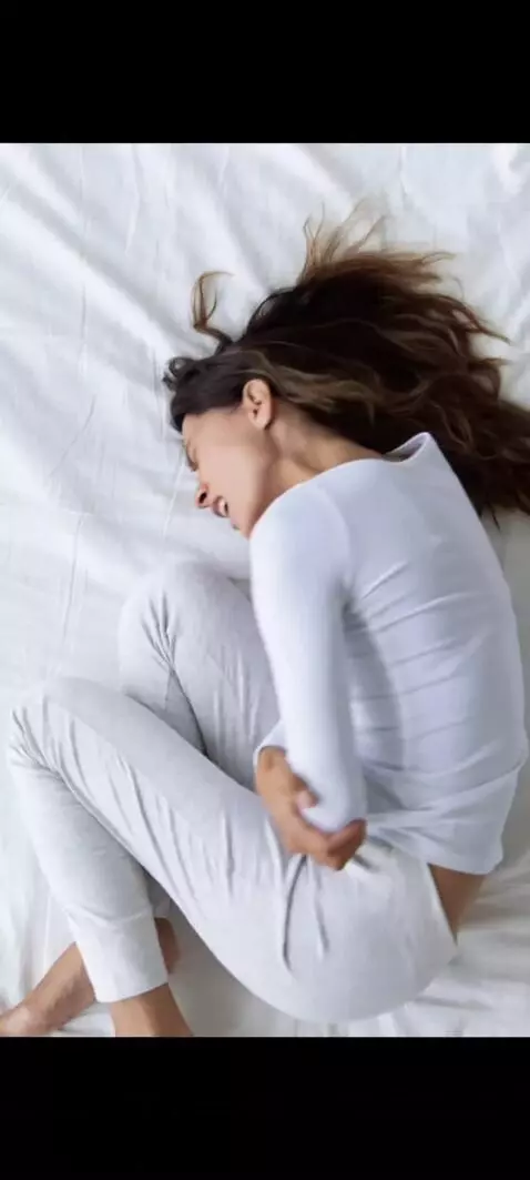 AI Video from prompt: У девушки очень болит живот. Ее мучает сильная б