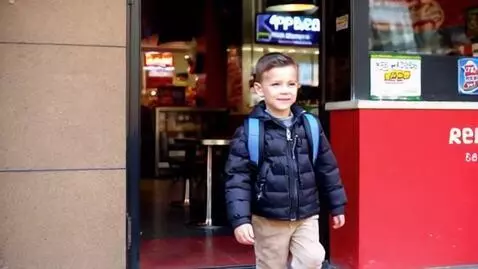 AI Video from prompt: Мальчик идёт в кфс