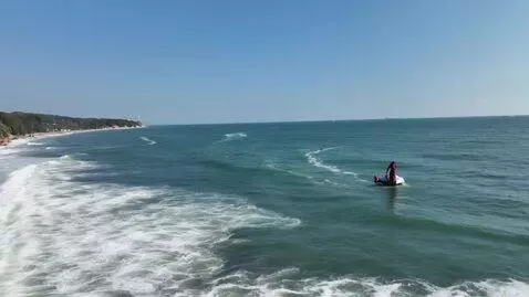 AI Video from prompt: ретровейв машина едет по обрыву в полнолуние ряд