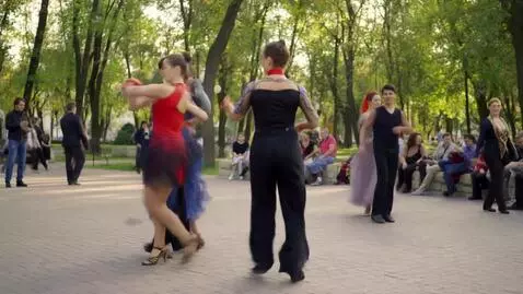 AI Video from prompt: В стиле мультипликации. Танцевальная площадка в 