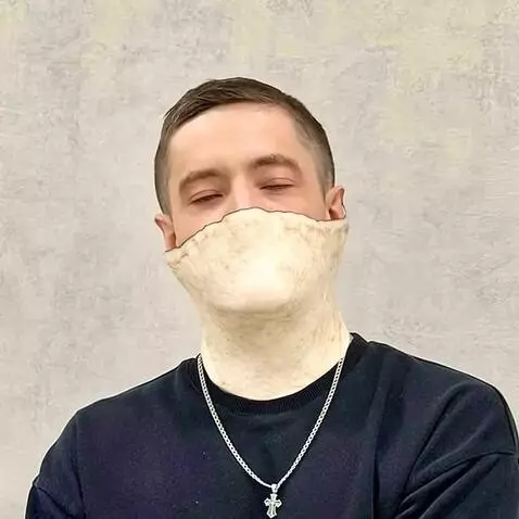 AI Video from prompt: Этот человек снимает с себя кожу как костюм, а п