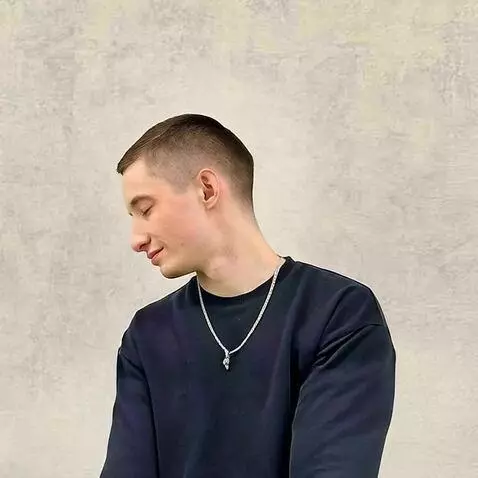 AI Video from prompt: Это человек превращается в голубя, какает и улет