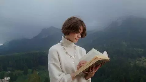 AI Video from prompt: синое небо в нём летают учиники с книгами прасто