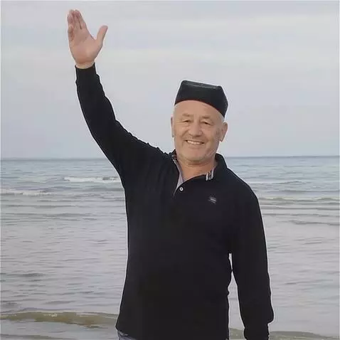 AI Video from prompt: he smiles,up his one hand and he says men yaxshi