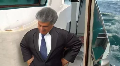 AI Video from prompt: Этот мужчина стоит за штурвалом шикарной огромно