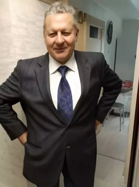 AI Video from prompt: Этот мужчина стоит за штурвалом шикарной огромно