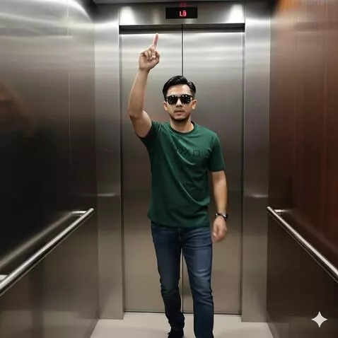 AI Video from prompt: Pria ini berjalan ke depan dan tanggannya menunj