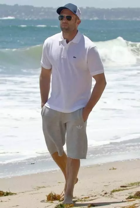 AI Video from prompt: прогулюється по пляжі і знімає з себе футболку