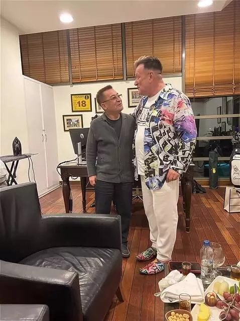 AI Video from prompt: встреча старых приятелей