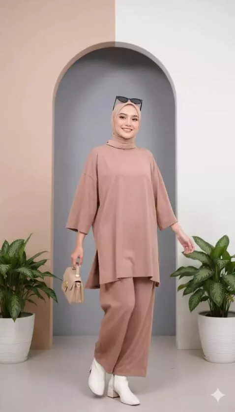 AI Video from prompt: Model tersebut berjalan maju ke depan seperti mo