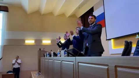 AI Video from prompt: People are clapping and dancing