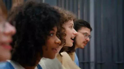 AI Video from prompt: Создай динамичное вертикальное видео (9:16) в ст