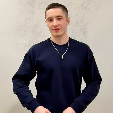 AI Video from prompt: Этот человек снимает трусы и нюхает их.