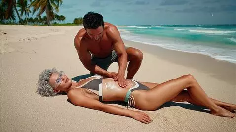 AI Video from prompt: Женщина , 30 лет, модельной внешности, красивая,