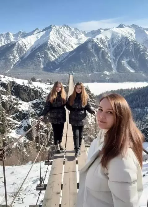 AI Video from prompt: Эта женщина мчит на спортивном шоссейном мотоцик