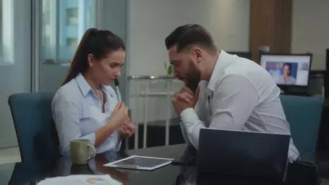 AI Video from prompt: СЦЕНАРИЙ (20 сек)  Сцена 1 (0:00–0:03) Кабинет. 