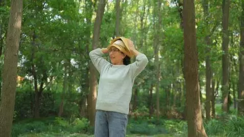 AI Video from prompt: мопс готовит рагу