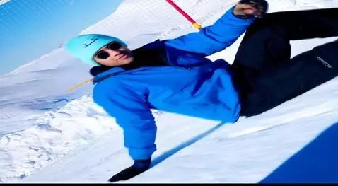 AI Video from prompt: این عکس این مرد میخواهم درحال سوسک خوردن باشد کل