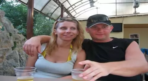 AI Video from prompt: Хорошее плавное качество фильма к женщине подход