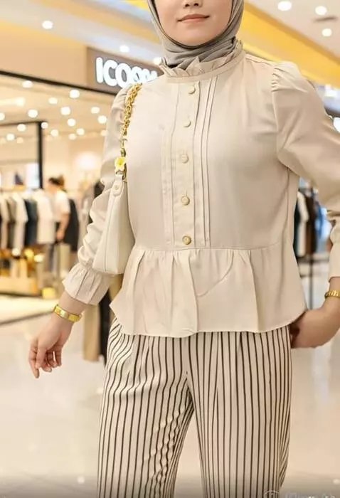 AI Video from prompt: Seorang pria sedang  mempromosikan baju dan cela