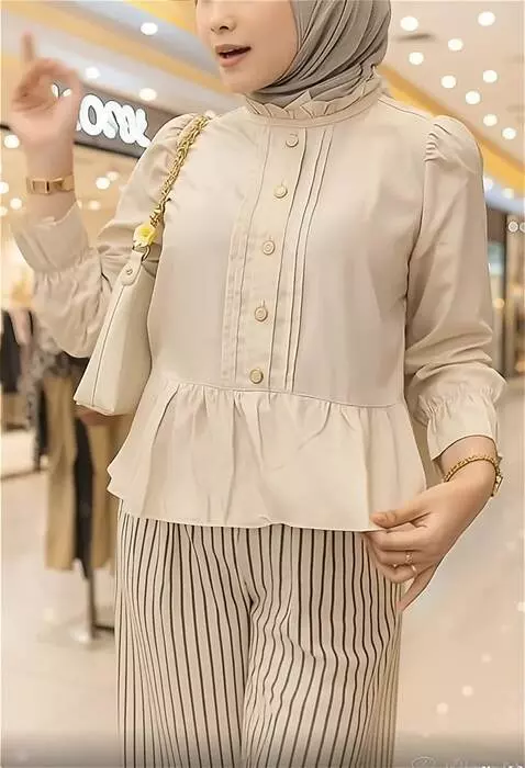 AI Video from prompt: Seorang wanita sedang mempromosikan blouse yang 