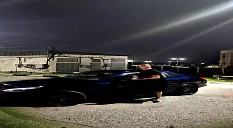 AI Video from prompt: Создай 5 секундное видео где человек на фото сад