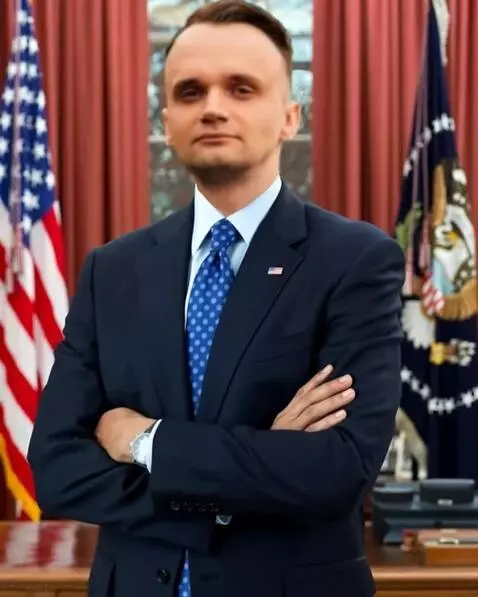 AI Video from prompt: Этот человек кидает куриные ножки на пол, а кени