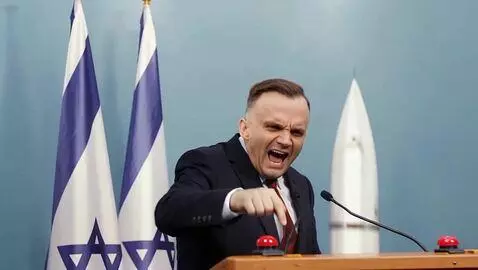 AI Video from prompt: он злится, нажимает на красную кнопку в чемоданч