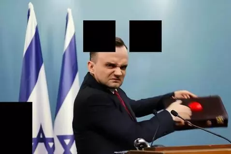 AI Video from prompt: он злится, нажимает на красную кнопку в чемоданч