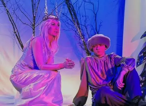 AI Video from prompt: Шестидесятилетняя снежная королева соблазняет юн