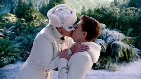 AI Video from prompt: Пятидесятилетняя снежная королева на голове бело