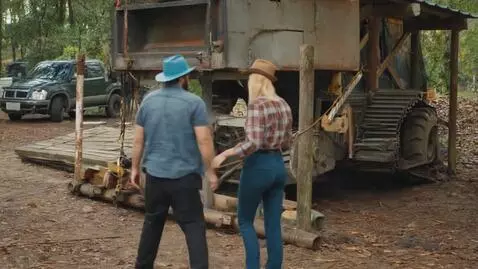 AI Video from prompt: 2 автокрана поднимают комбайн