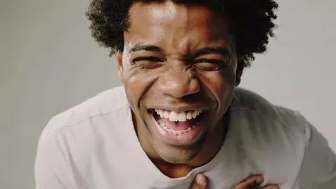 AI Video from prompt: MOOD & ART DIRECTION: Explosif, joyeux, instanta