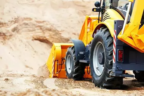 AI Video from prompt: экскаватор-погрузчик передним ковшом набирает пе