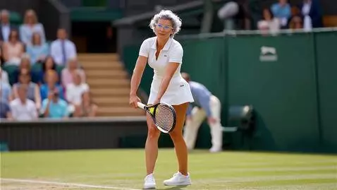 AI Video from prompt: Женщина , 35 лет, красивая, широкие бедра, волос