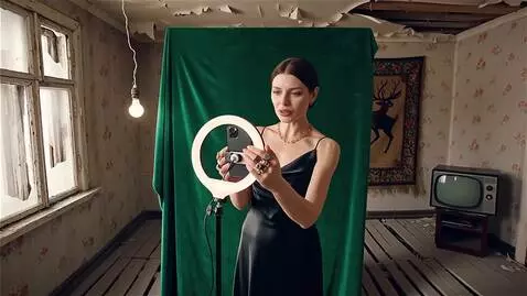 AI Video from prompt: **A cinematic, hyper-realistic video of a beauti