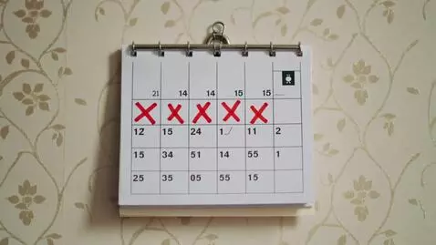 AI Video from prompt: Кадр начинается с наезда на стену с обоями, на к