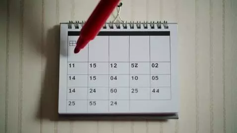 AI Video from prompt: Кадр начинается с наезда на стену с обоями, на к