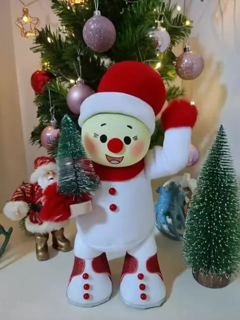 AI Video from prompt: сделай так чтоб игрушка сняла шляпу и поздоровал