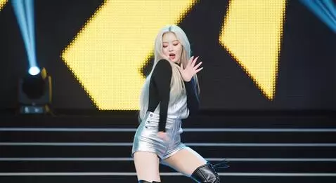 AI Video from prompt: girl she twerk it