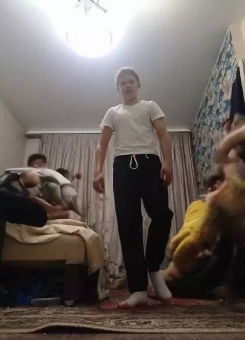 AI Video from prompt: Человек бежит от огромной стаи бомжей которые пь