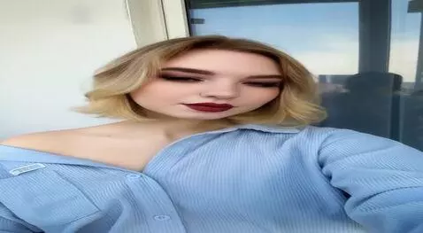 AI Video from prompt: Снимает рубашку