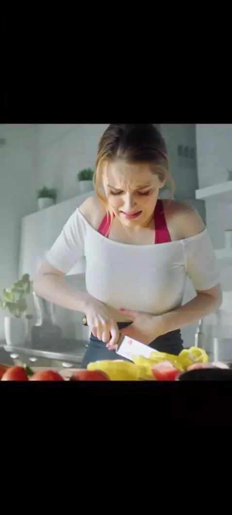 AI Video from prompt: У девушки очень болит животик. У нее сильная бол