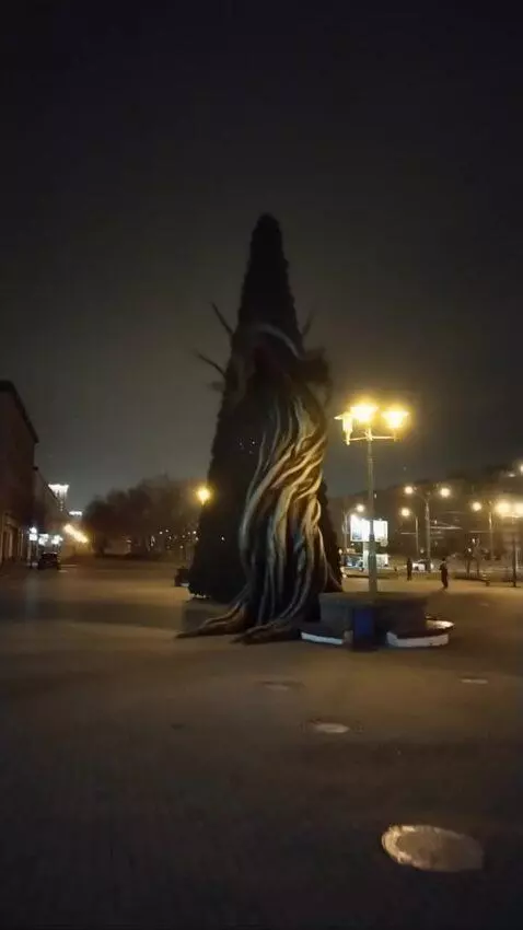 AI Video from prompt: Дерево превращается в огромного монстра с руками