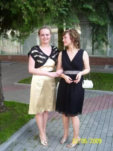 AI Video from prompt: The girl in the black dress turns around and hyp