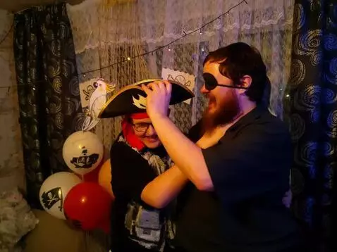 AI Video from prompt: Мужчина с повязкой на глазу весело надевает пира